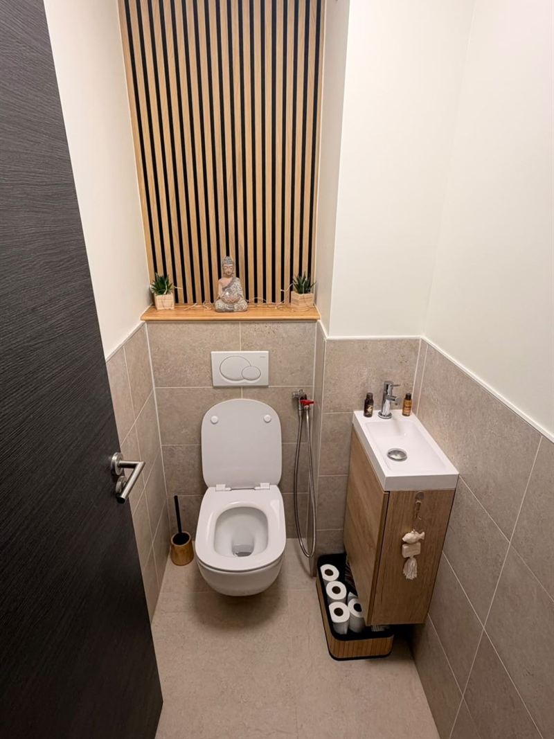 WC suspendu et lave-mains après rénovation