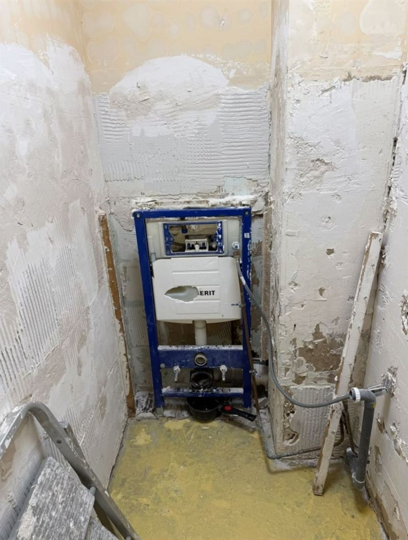 Avant : WC en chantier, bâti-support posé, murs à nu